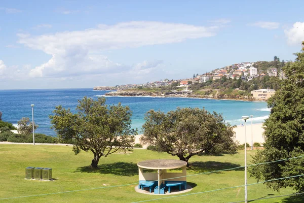 Coogee Beach met Dunningham reserve op de voorgrond, Sydney, — Stockfoto