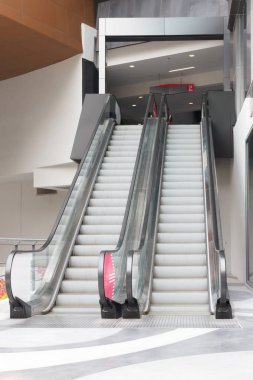 Alışveriş merkezinde boş yürüyen merdivenler