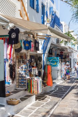 Bir hediyelik eşya dükkanında Turistler