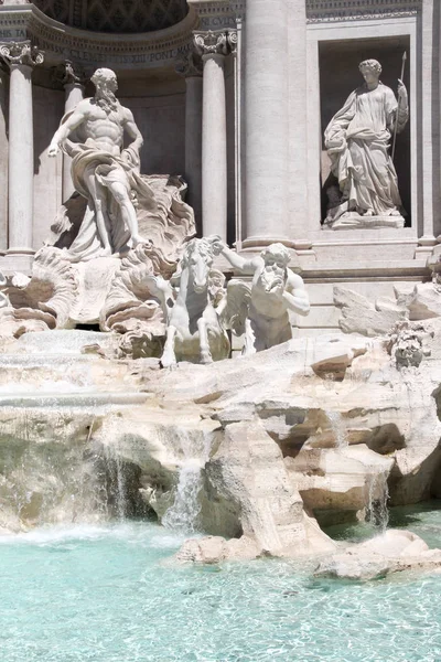 Крупный план скульптур в фонтане Треви, Рим, Лацио — стоковое фото
