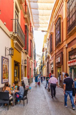 Sokakta yürüyen insanlar 