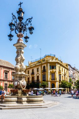 Turistler Fuente Farola etrafında oturup 