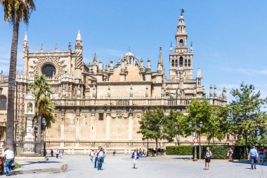 Katedralin önünde dolaşan turistler