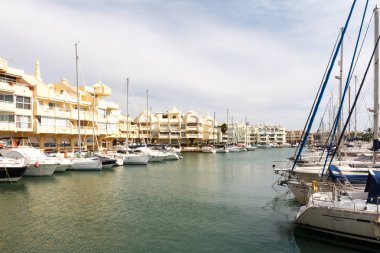 Marinada demirlemiş tekneler