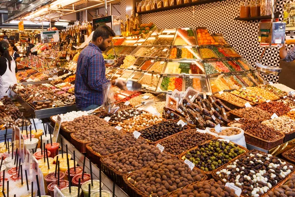 Ein Verkaufsstand mit Oliven und Trockenfrüchten — Stockfoto