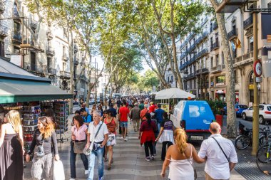 Rambla de Canaletes 'deki yayalar. 