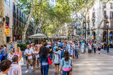 Rambla de Canaletes 'deki yayalar. 