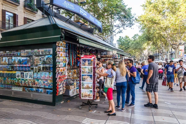 Folk handlar på en souvenir kiosk — Stockfoto