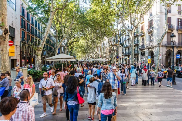 Rambla de Canaletes 'deki yayalar. 