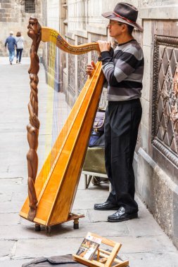 Busker arp çalıyor
