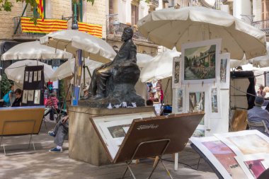 Statu çevresinde Sanatçı Pazarı