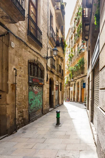 Typisk smal gata i de gotiska kvarteren — Stockfoto
