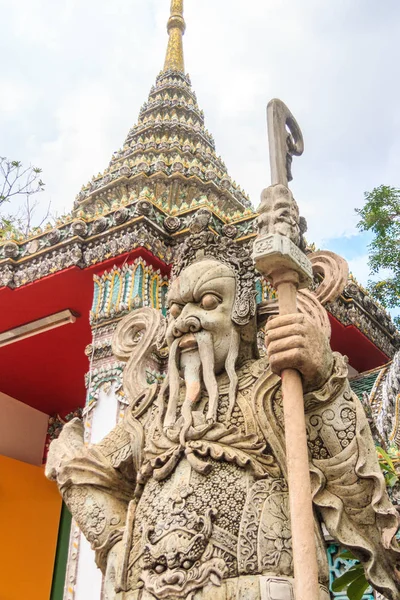Wat Pho'daki Koruyucu heykeli — Stok fotoğraf