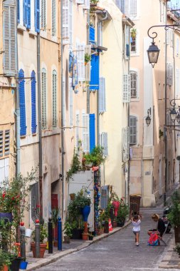 Dik bir sokakta anne ve çocuk