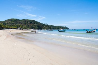 Bang Tao plajının güney ucunda uzun kuyruk tekneleri, Phuket, Tay