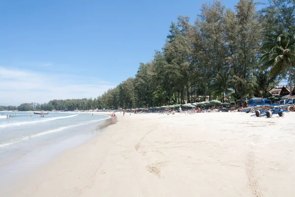 Rekreanty na pláži, pláž Bang Tao, Phuket, Thajsko — Stock fotografie