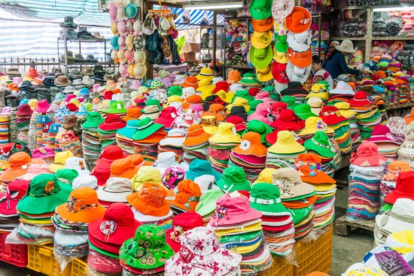 Pestré klobouky na tržišti — Stock fotografie