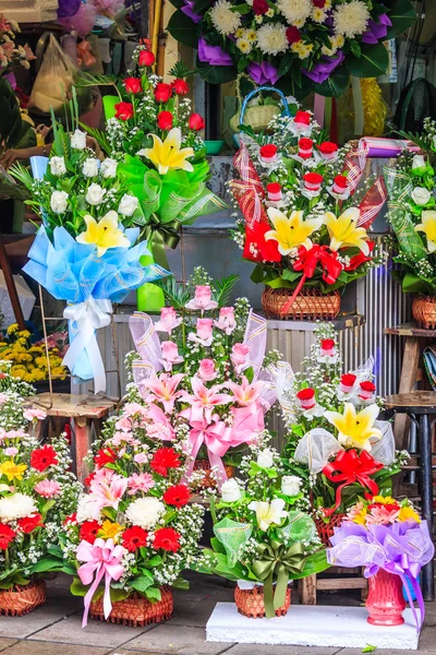 Букети з квітів на продаж — стокове фото