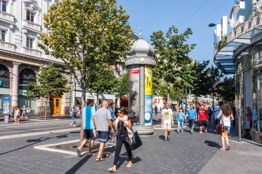 Jean Jaures Bulvarı'nda alışveriş yapanlar. T