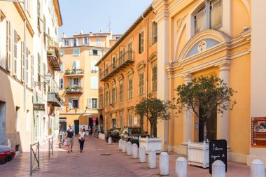 Eski bir şehir caddesinde yürüyen turistler. 