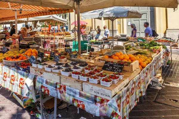 Turistas no mercado da cidade velha . — Fotografia de Stock