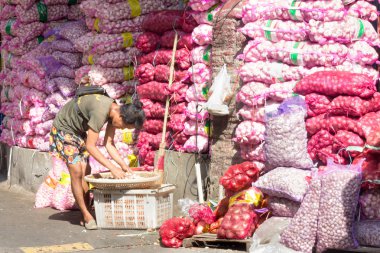 Pak Khlong Talat pazarında Wolesale soğan ve sarımsak satıcısı, Ban