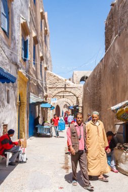 Sokakta yürüyen erkekler