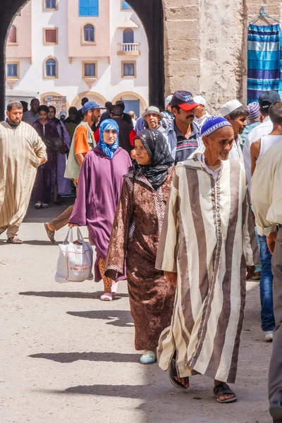 Menschen gehen eine Straße entlang — Stockfoto