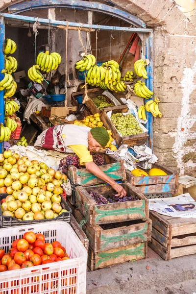 Vendedor en frutería en el casco antiguo . — Foto de Stock