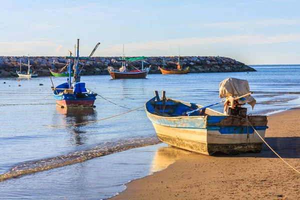 Bateaux de pêche protégés par un brise-lames — Photo