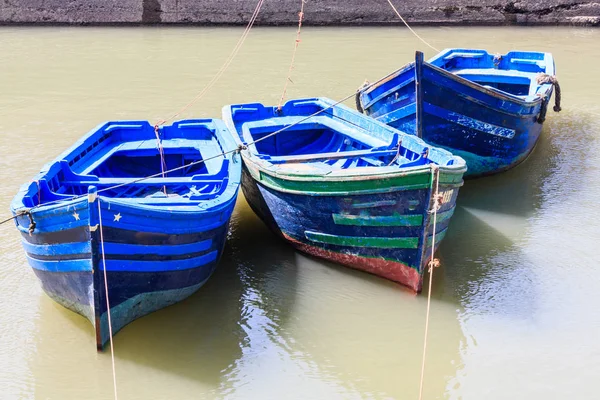 Blauwe boten afgemeerd in de haven — Stockfoto