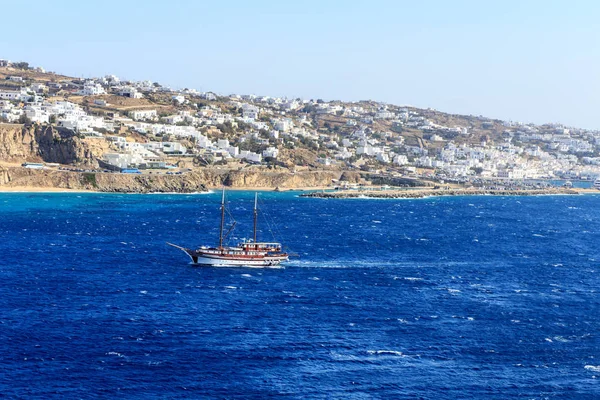 Boat sailing in Mykonos harbour, Greece — Stock Photo, Image