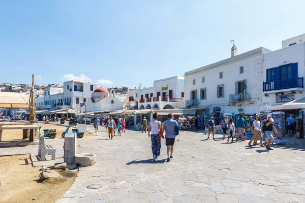 Turisti nella piazza principale — Foto Stock