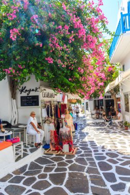 Kafelerde oturan turistler 