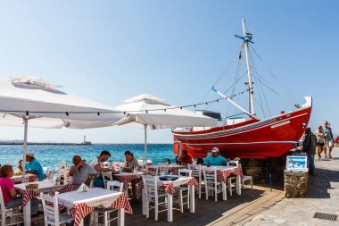Öğle yemeği yiyen turistler