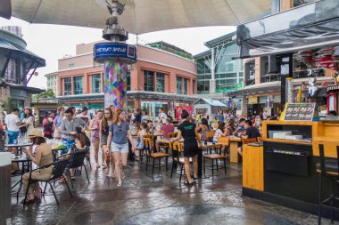 Kafe ve restoranlarda turistler