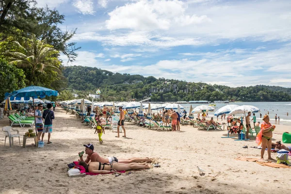 Personas en la playa de Patong — Foto de Stock