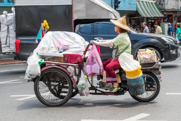 Kadın sürme bir motorlu üç tekerlekli — Stok fotoğraf