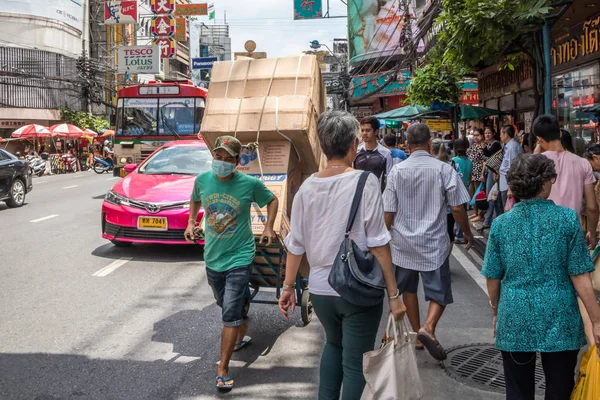 Typical street scene on Yaowarat Road — Stock Photo, Image