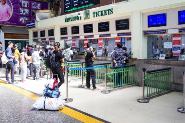 Biletler için sıraya giren yolcular