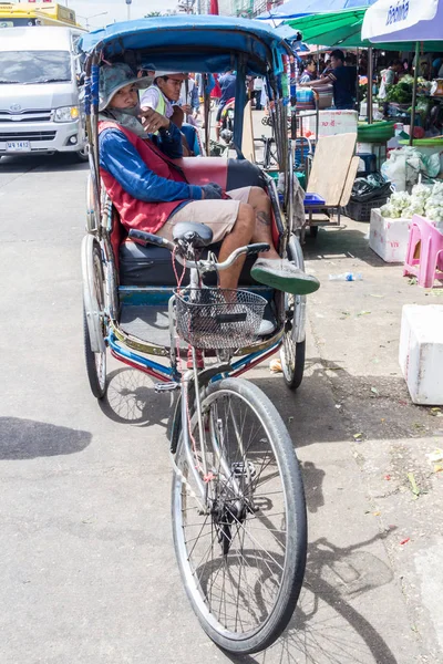 Conductor de Rickshaw esperando passenge — Foto de Stock