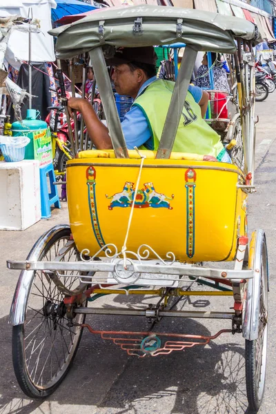 Rickshaw förare väntar på passagerar — Stockfoto