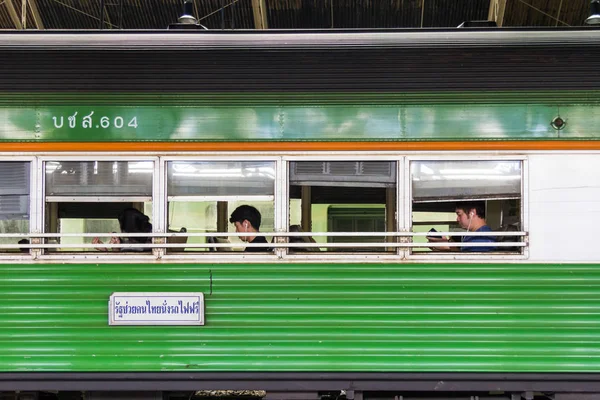 Passengers sat in green carriage — Stock Photo, Image