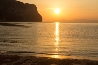 Trang eyaletinde Rajamangala plajda gün batımı, Tayland