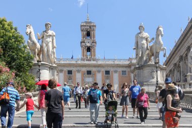 Basilica di Santa Maria giden merdivenlerde Turistler 