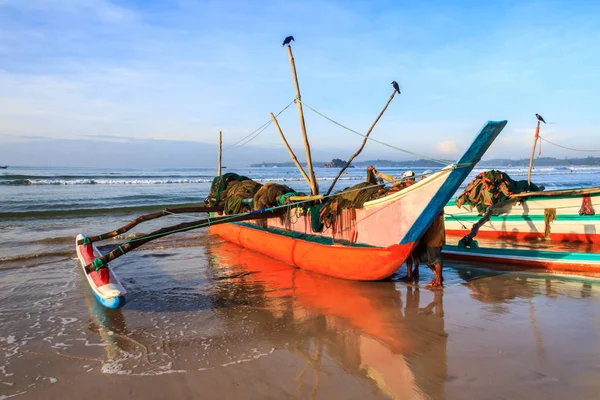 ビーチで伝統的な漁船 スリランカ — ストック写真