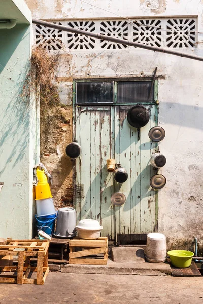 Pots and pans, back street, — Stock Photo, Image
