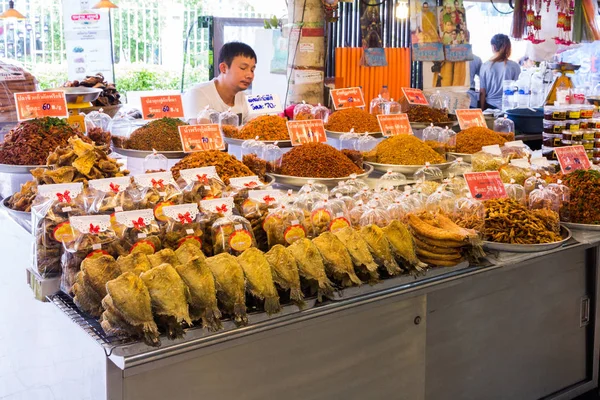 Cibo secco in una bancarella al mercato Or Tor Kor, Chatuchak, Bangkok , — Foto Stock