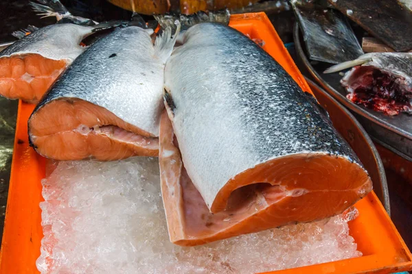 Poisson de saumon frais à vendre — Photo