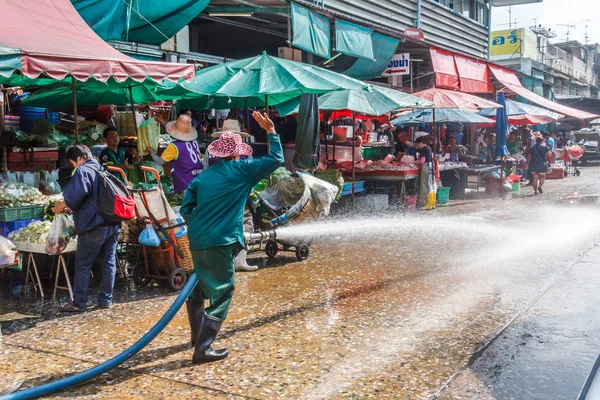 Hosing down at Khlong Toei market — Stock Photo, Image